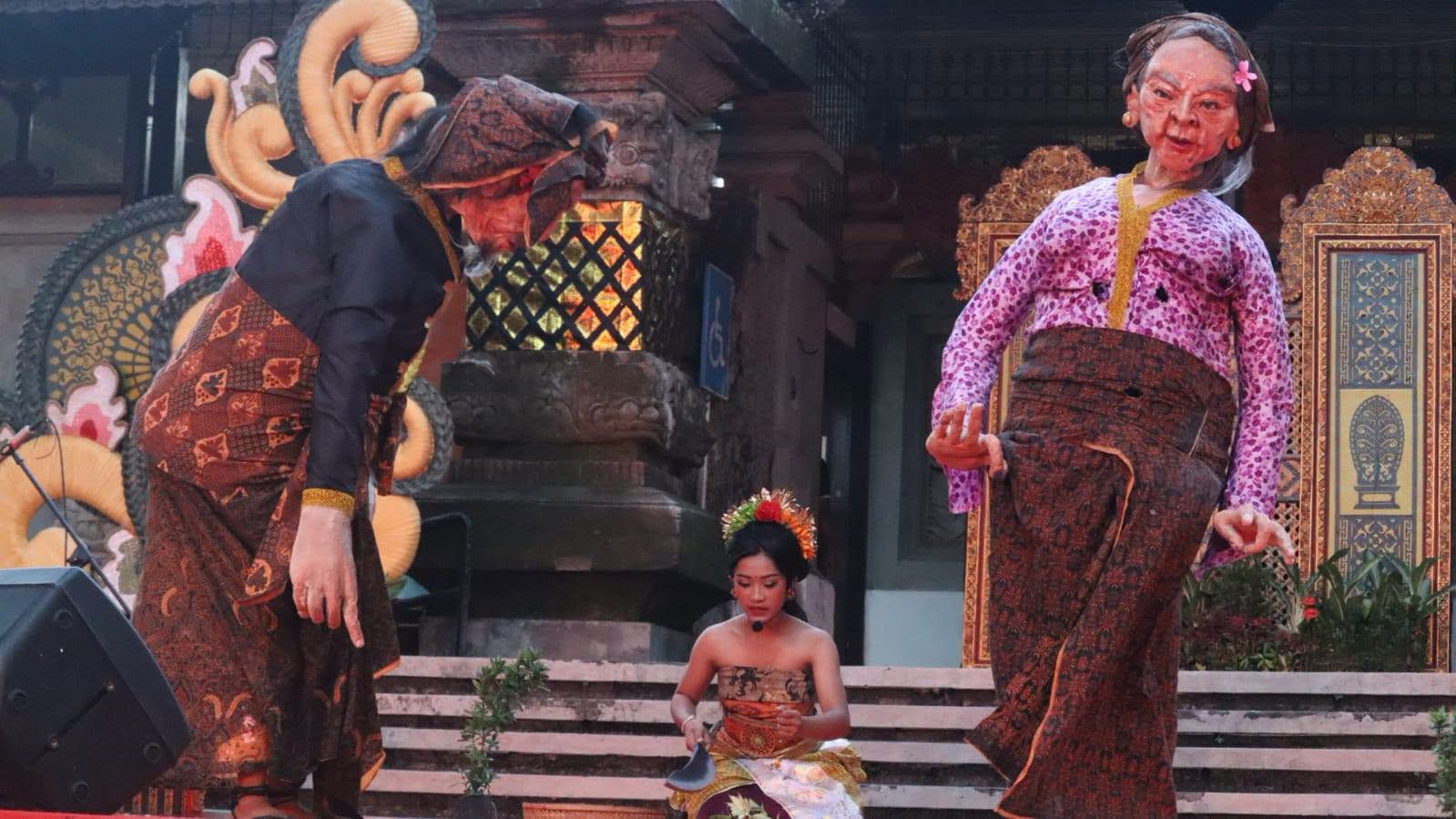 Tampil Unik di Art Center, Komunitas Seni Rare Kual Buleleng Sindir Perusak Alam Lewat Aksi Ngelawang ‘Wewaler’