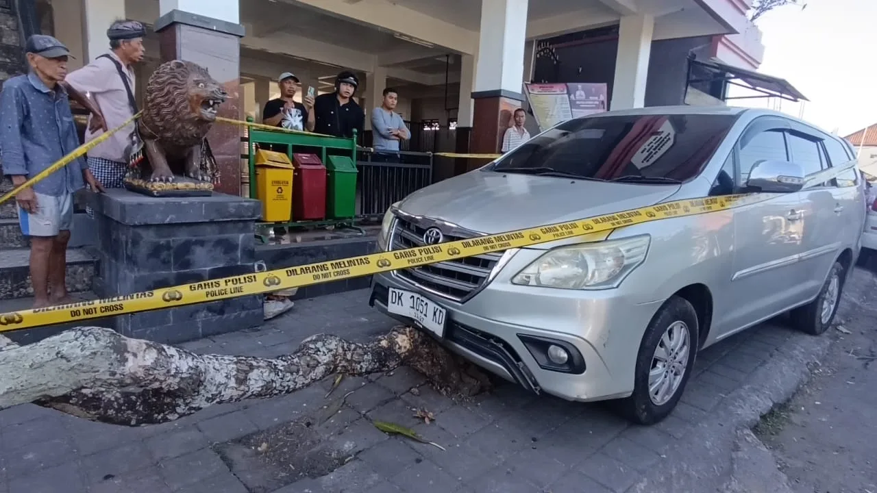 Tabrak Pohon di Jalan Raya Lebih Gianyar, Seorang Pemandu Wisata Ditemukan Meninggal di Dalam Mobil