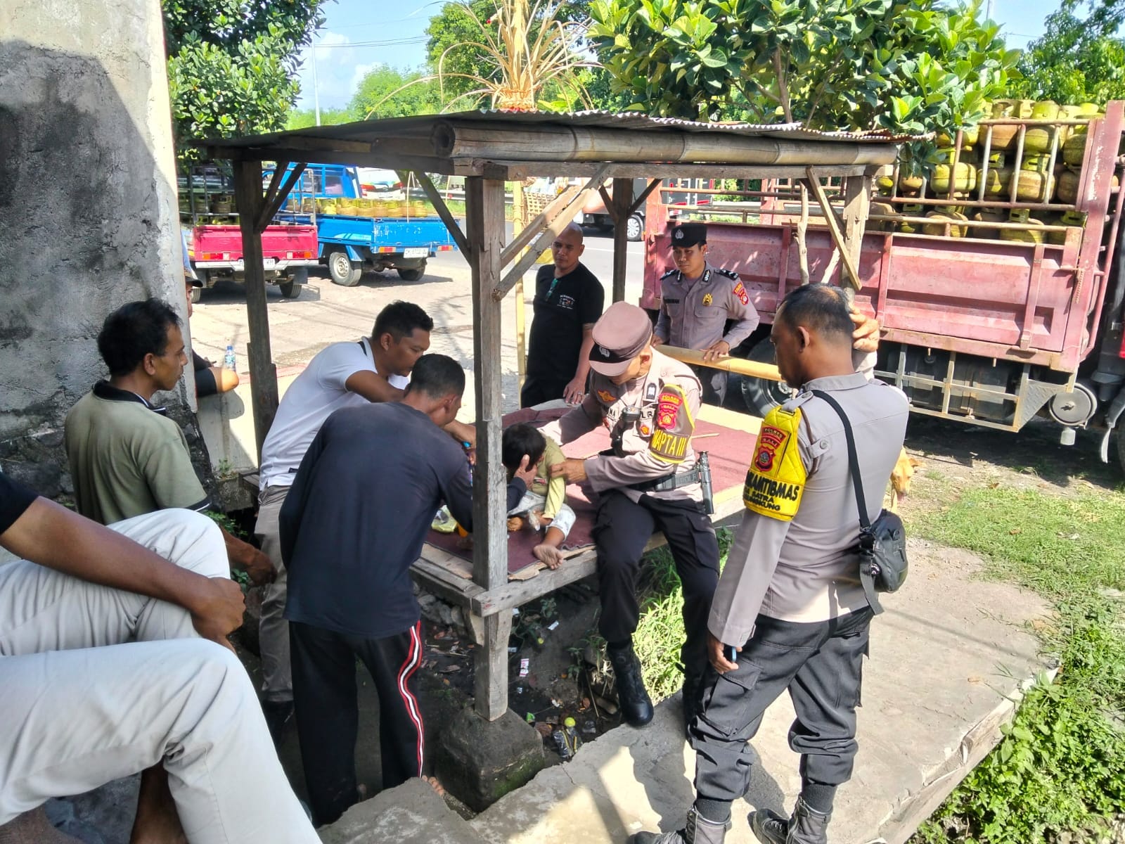 Menegangkan Hendak Menyeberang Jalan Bypass Ida Bagus Mantra Klungkung, Balita 4 Tahun Dijaga Anjing Herder, Warga Hubungi 110