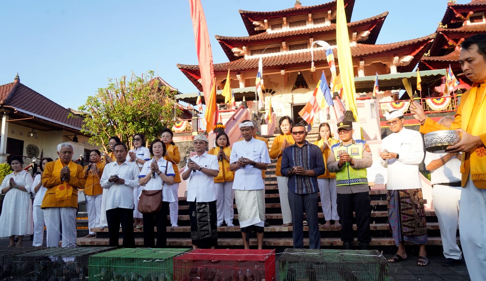 Rayakan Waisak 2570 BE di Vihara Dharma Ratna, Bupati Klungkung Serahkan Tali Kasih Bunga Sedap Malam