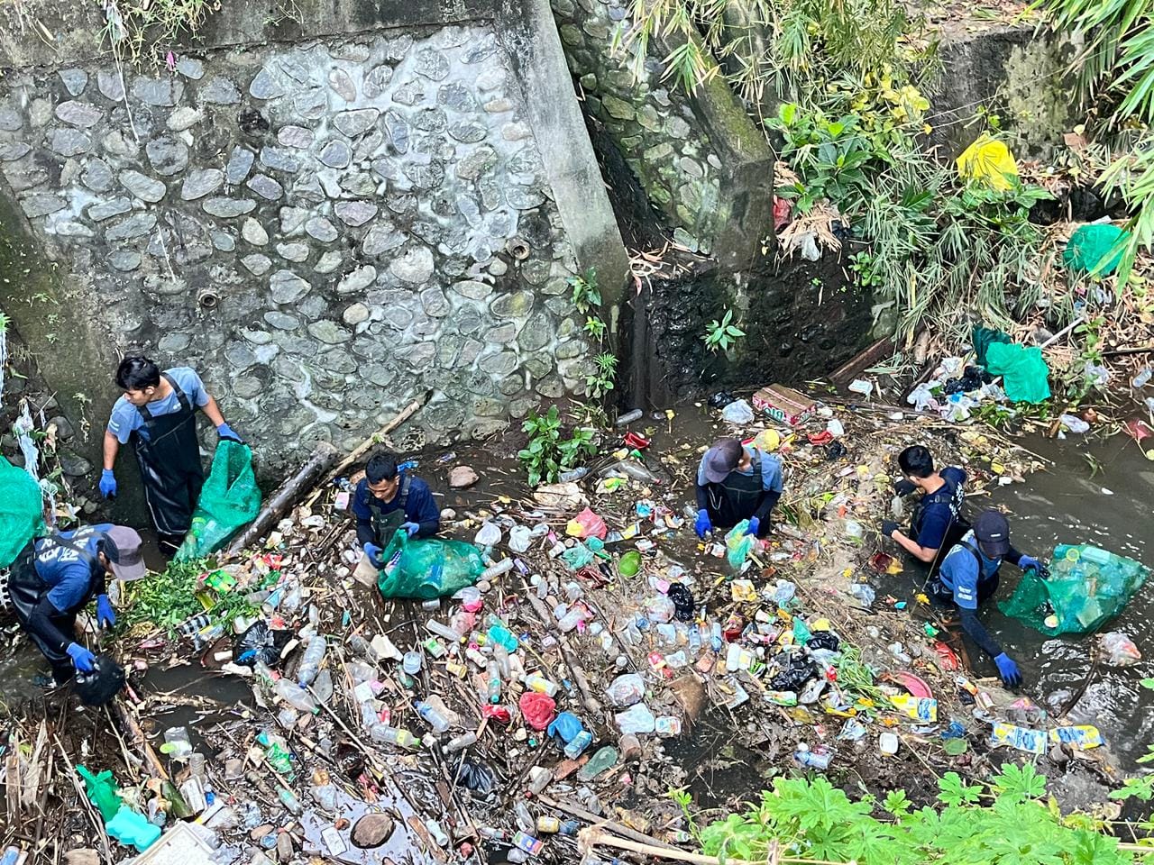 Maknai Bulan Bung Karno, Kelurahan Penarukan Bersama Sungai Watch Jaring 187,1 Kg Sampah di DAS Penarukan