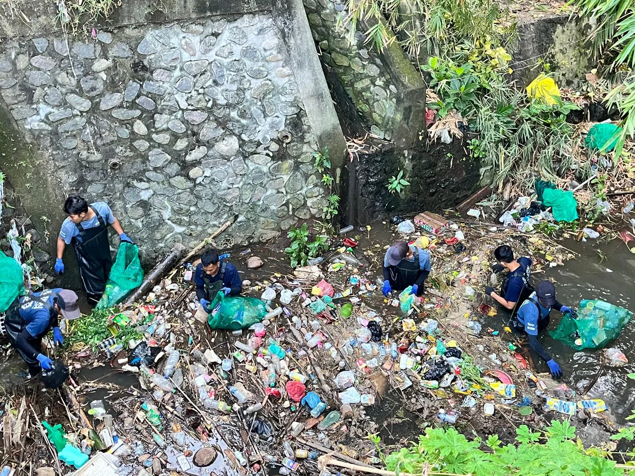 Maknai Bulan Bung Karno, Kelurahan Penarukan Bersama Sungai Watch Jaring 187,1 Kg Sampah di DAS Penarukan