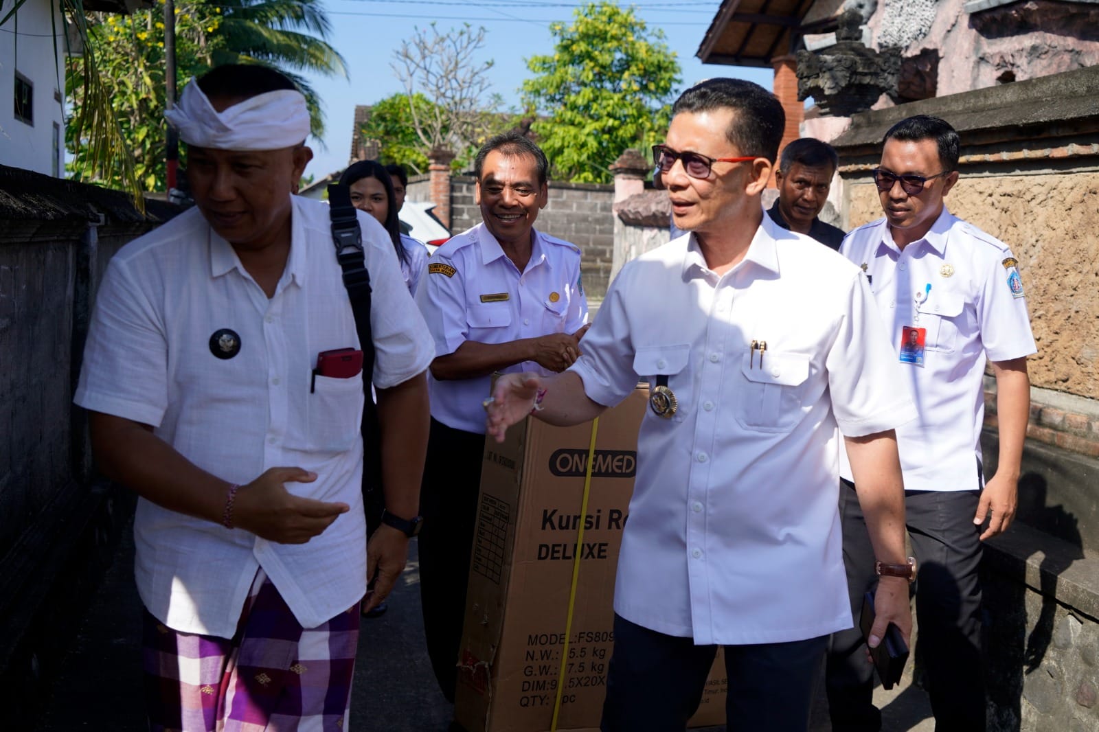 Gara-gara Tertusuk Kayu dan Saraf Kejepit, Dua Lansia Klungkung Ini Tak Bisa Kerja, Bupati Bawakan Kursi Roda