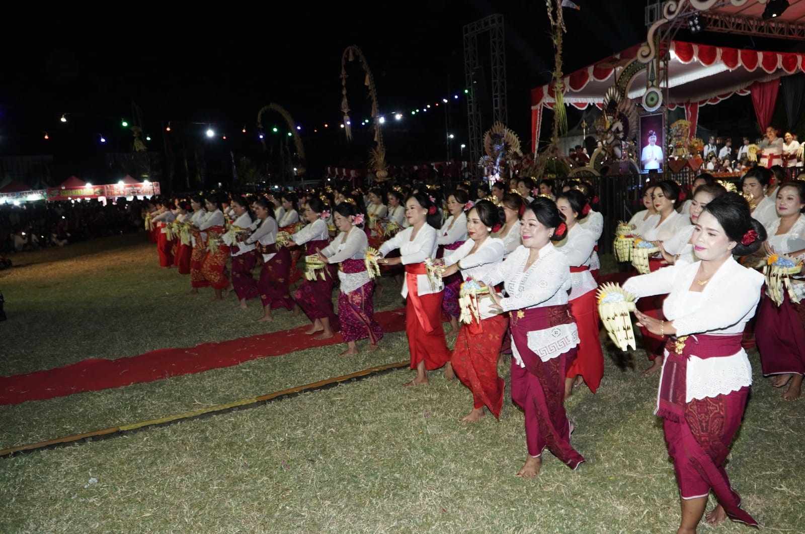 Buka Fesona Seririt 2026, Bupati Sutjidra Puji Aksi Memukau 425 Penari Kolosal “Abhinaya Kumala”