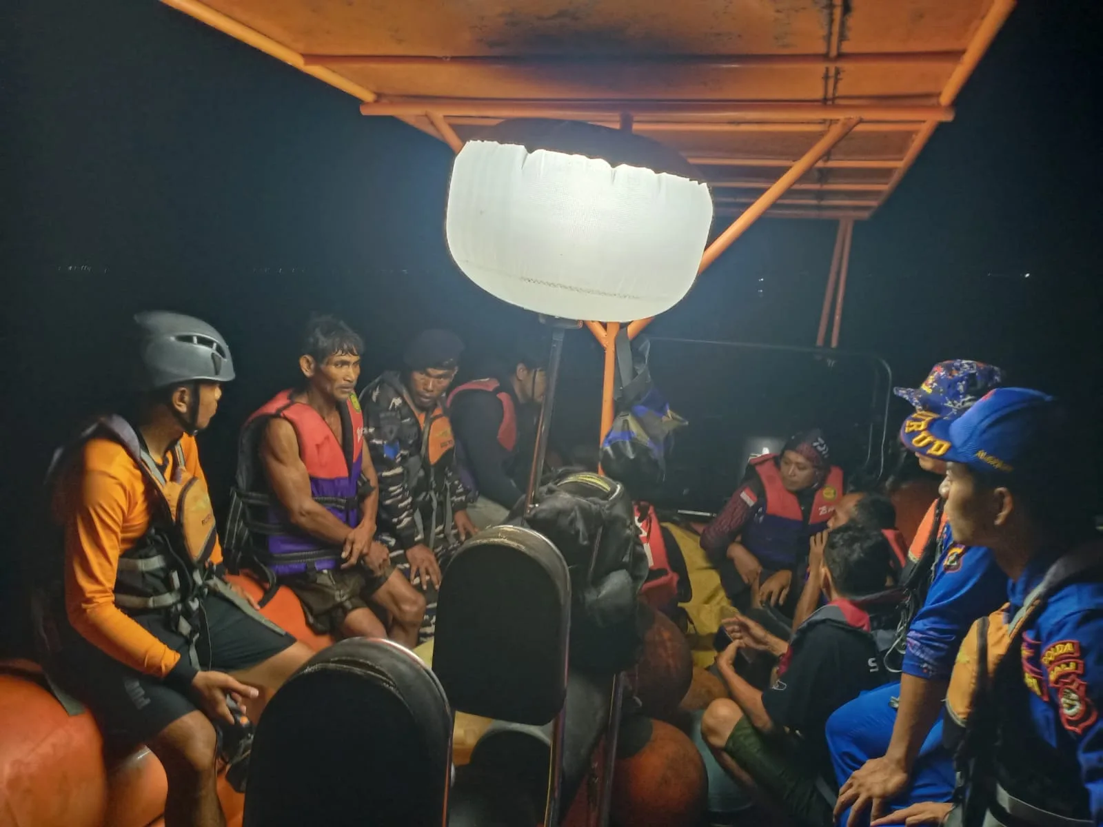 Tengah Malam Mencekam di Laut Gerokgak! Perahu Pemancing Tiba-tiba Terbalik, Begini Nasib 6 Penumpangnya