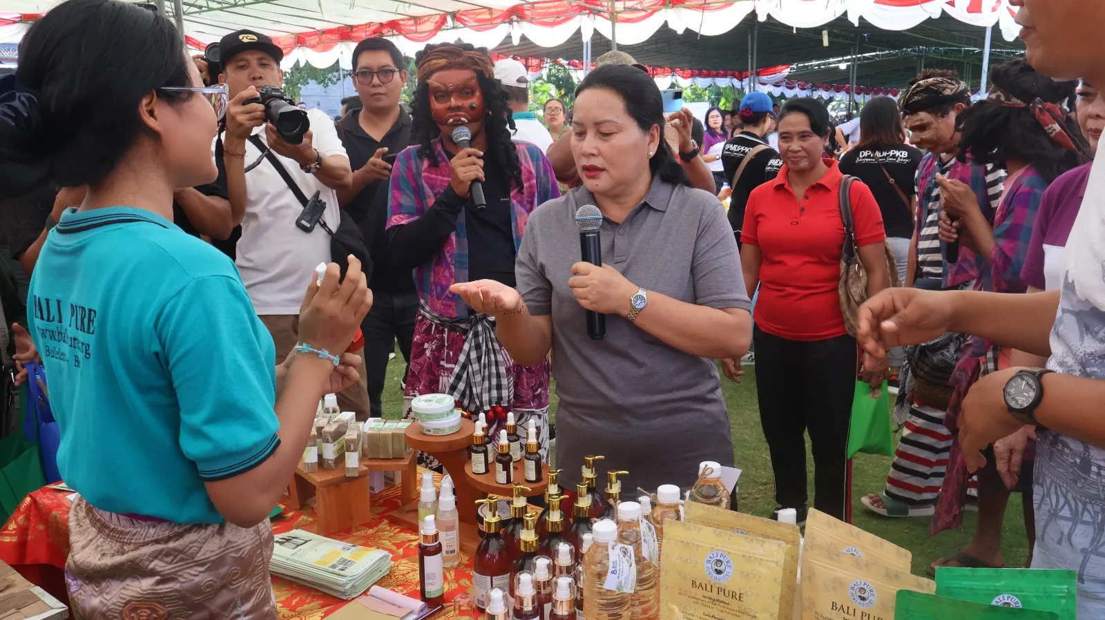 Libatkan 123 UMKM, TP PKK Se-Bali Gelontorkan Tonan Beras dan Ribuan Telur Gratis untuk Warga Buleleng