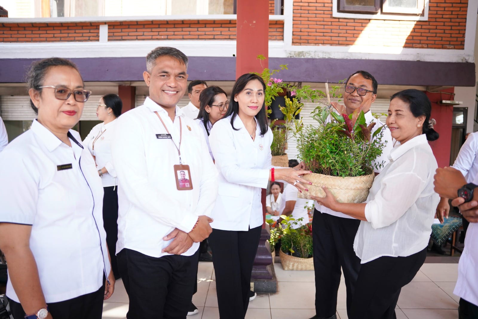 Bantu 10 Desa di Gianyar Ikut Lomba Telajakan Bali, Ny. Dayu Surya Bagikan Ribuan Bibit Pohon hingga Bunga Padma