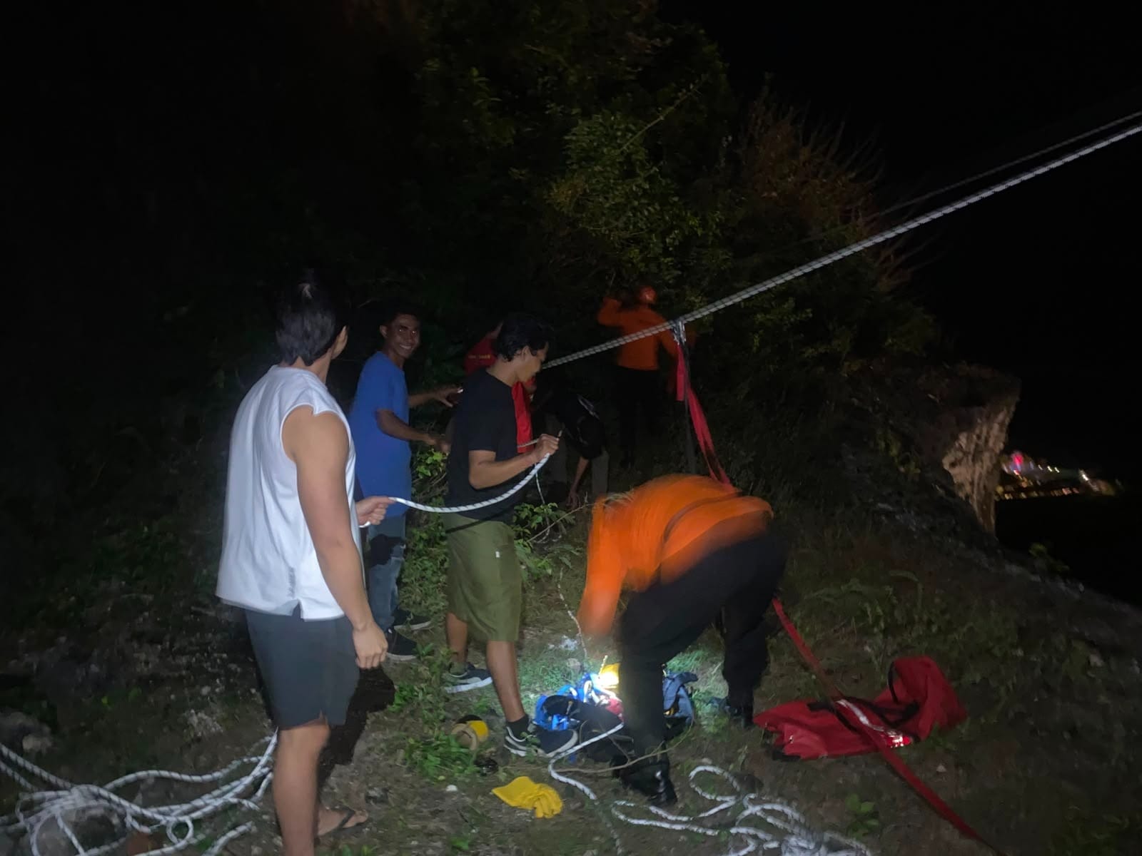 Niat Tolong Anjing, Pria Paruh Baya Terjebak di Tebing Pantai Pandawa Saat Gelap Gulita