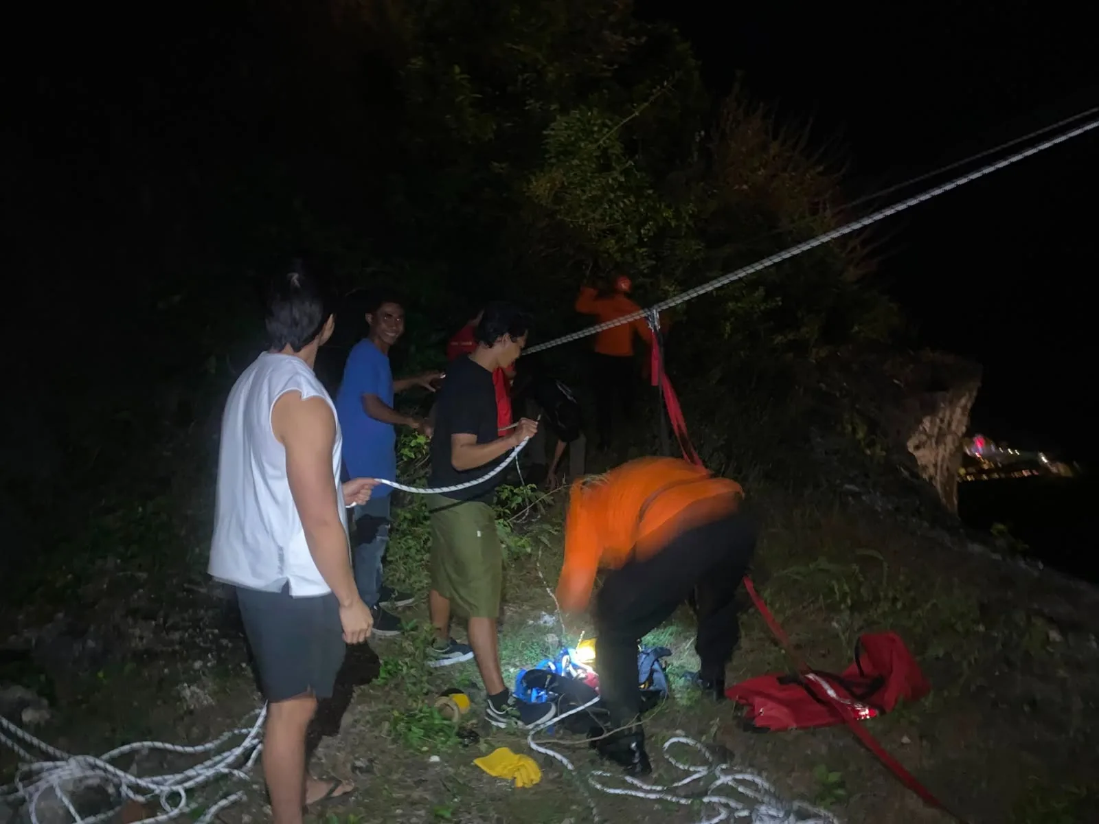 Niat Tolong Anjing, Pria Paruh Baya Terjebak di Tebing Pantai Pandawa Saat Gelap Gulita