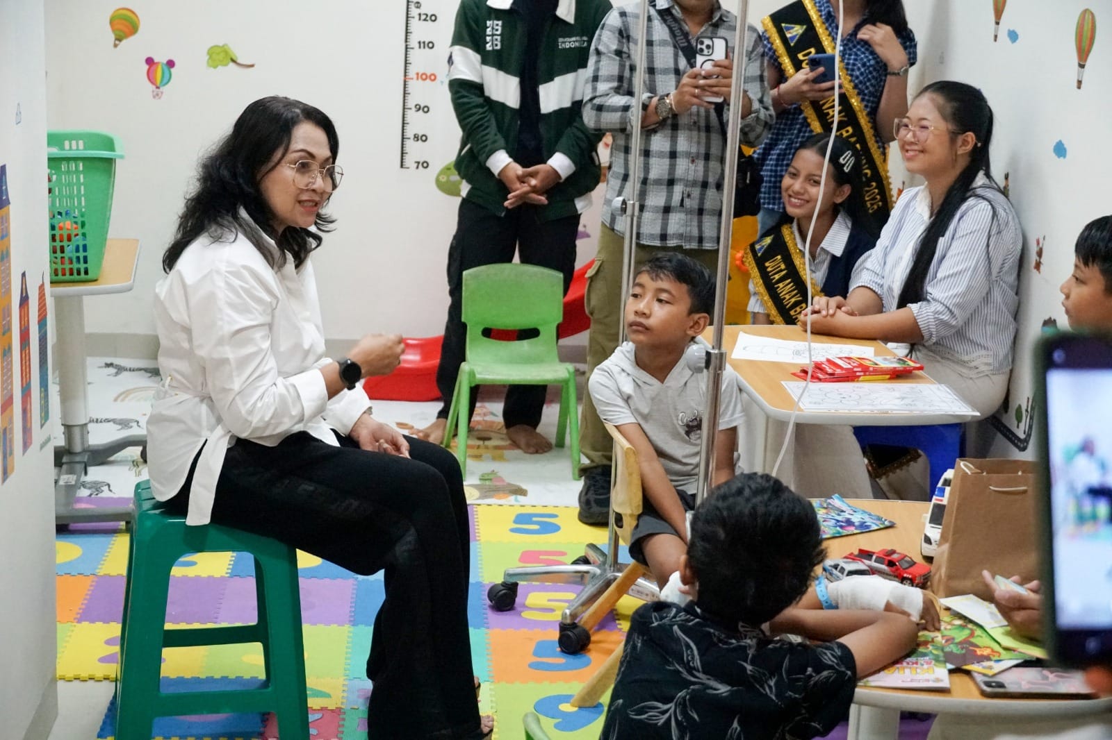 Dukung Kesembuhan Lewat Dongeng dan Menggambar, Ny. Rasniathi Adi Arnawa Beri Semangat Pasien Anak