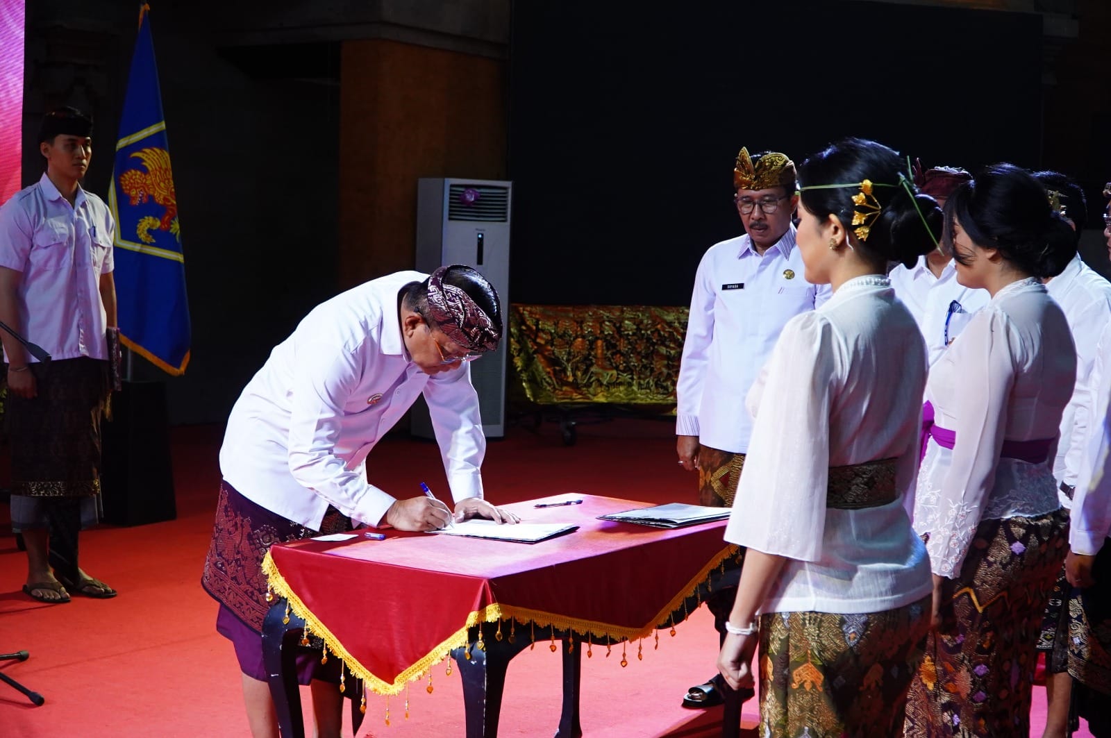Lantik PNS Formasi 2024, Bupati Buleleng Minta ASN Baru Responsif dan Melek Teknologi Digital