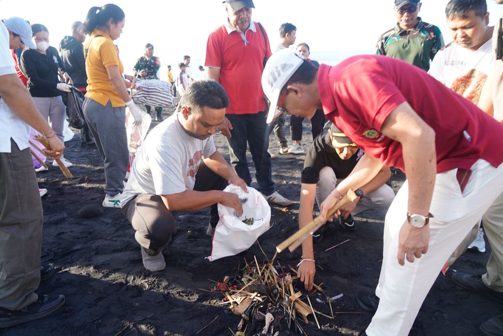 Aksi Nyata Trisakti Bung Karno di Klungkung: Ratusan Pejabat hingga Pelajar Turun Bersihkan Pesisir Dawan!