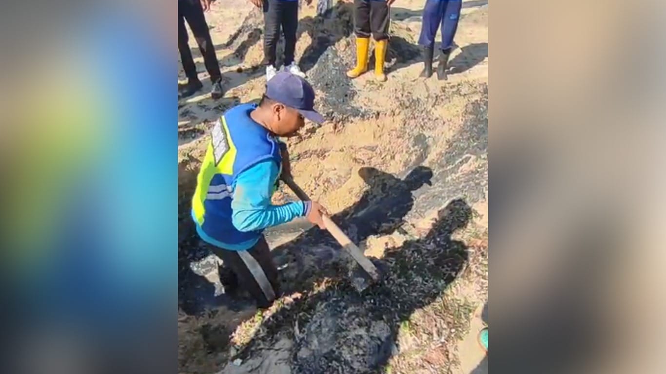 Selidiki Air Hitam Berbau di Pantai Segara Ayu, DPUPR Denpasar Bongkar Sandbar Drainase Pakai Ekskavator