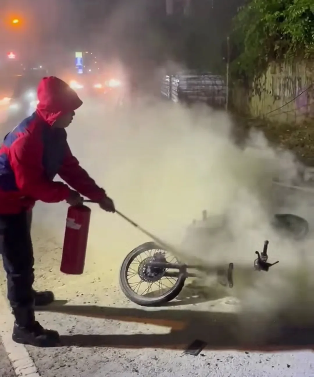 Korsleting Listrik, Sepeda Motor Perusahaan Ludes Terbakar di Persimpangan Buagan Denpasar