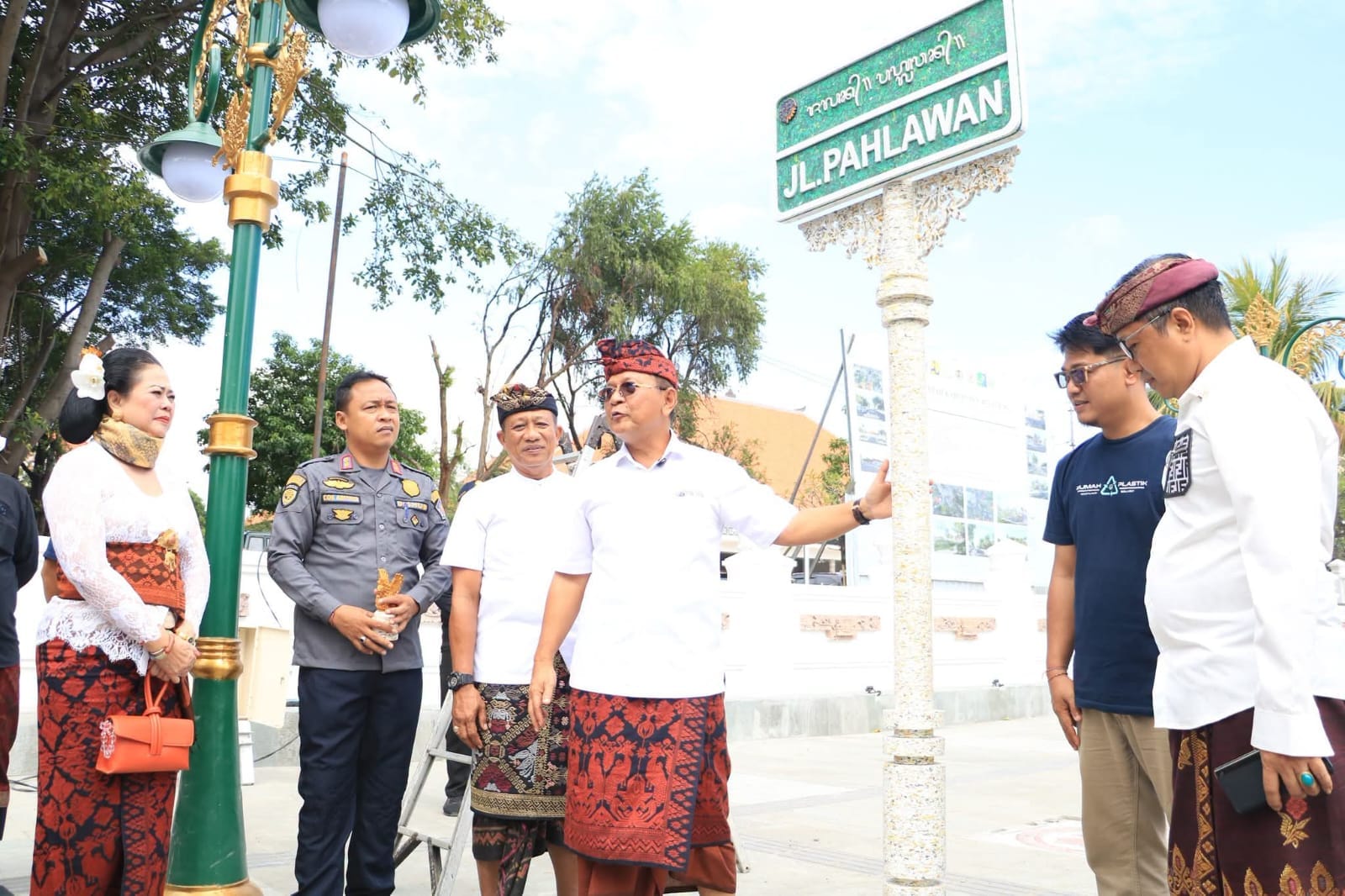Keren! Satu Tiang Butuh 120 Kg Sampah, Bupati Buleleng Resmikan Plang Nama Jalan Ramah Lingkungan di Titik Nol