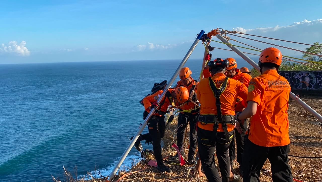 Menyusuri Pantai dari Nyang-Nyang, Tiga Buruh Terjebak Air Pasang di Uluwatu, Satu Korban Berenang Minta Tolong