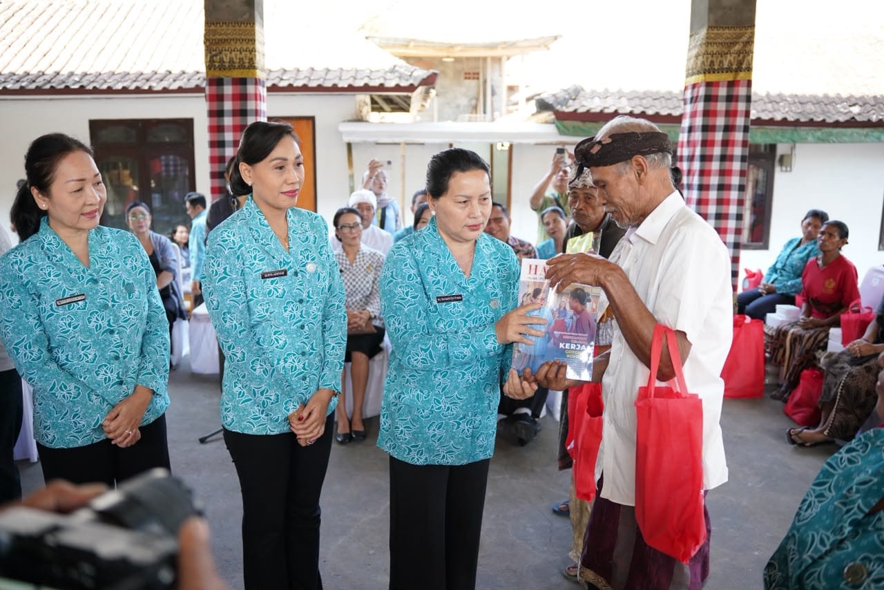 TP PKK Bali Gelar Road Show ‘Bergerak dan Berbagi’ di 3 Desa Gianyar, Ny. Surya Adnyani Mahayastra Siapkan Sinergi Total 2027