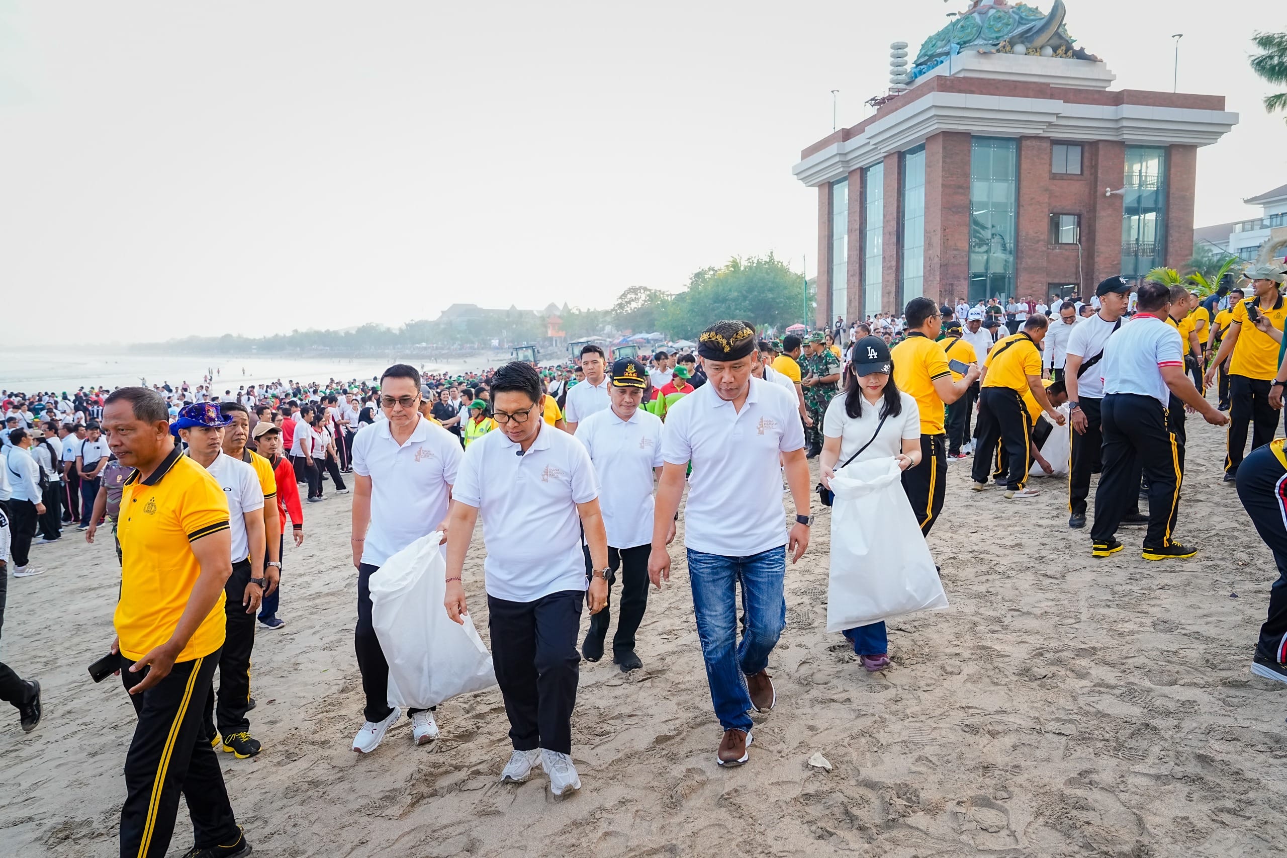 Pemkab Badung Bersinergi dengan Kejati Bali Gelar Aksi Bersih Pantai dan Lepas Tukik di Kuta