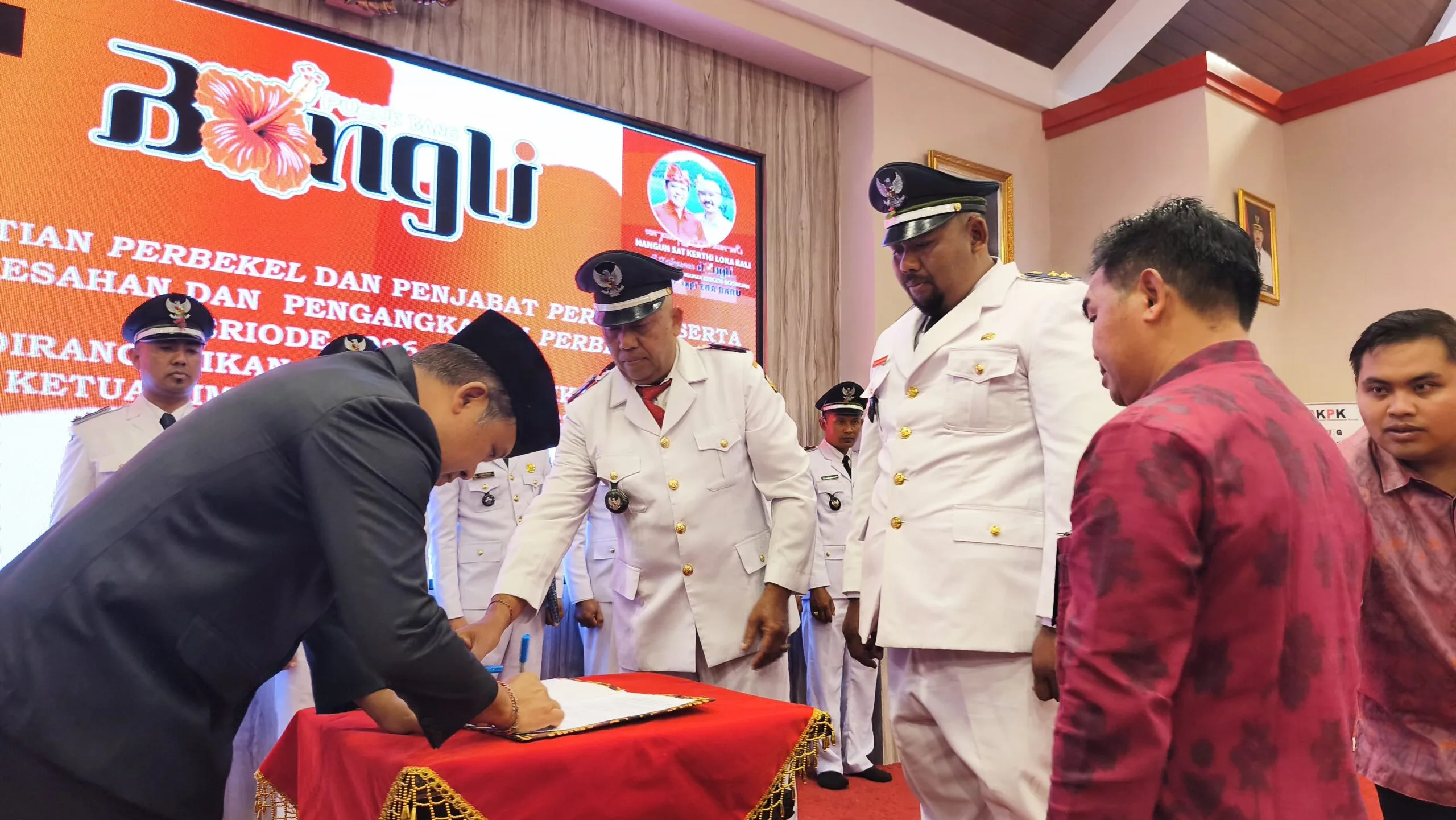 Lantik 9 Perbekel, Bupati Bangli Beri Target Dua Minggu Tuntaskan Pendataan Digital Bantuan Sosial