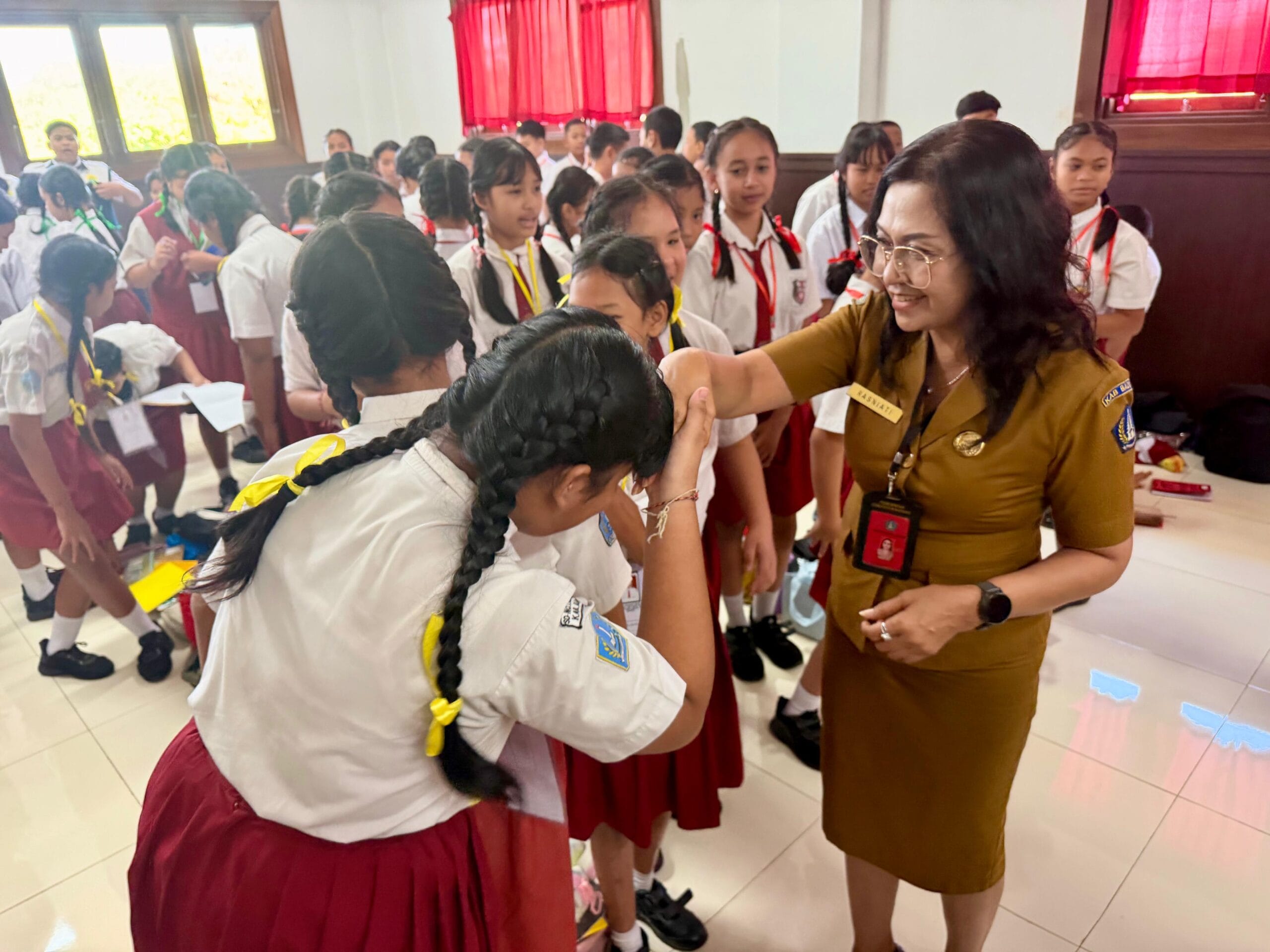 Hadiri MPLS SMPN 3 Kuta, Bunda Anti Narkoba Badung Ingatkan Siswa Waspada Modus Narkoba Berkedok Camilan
