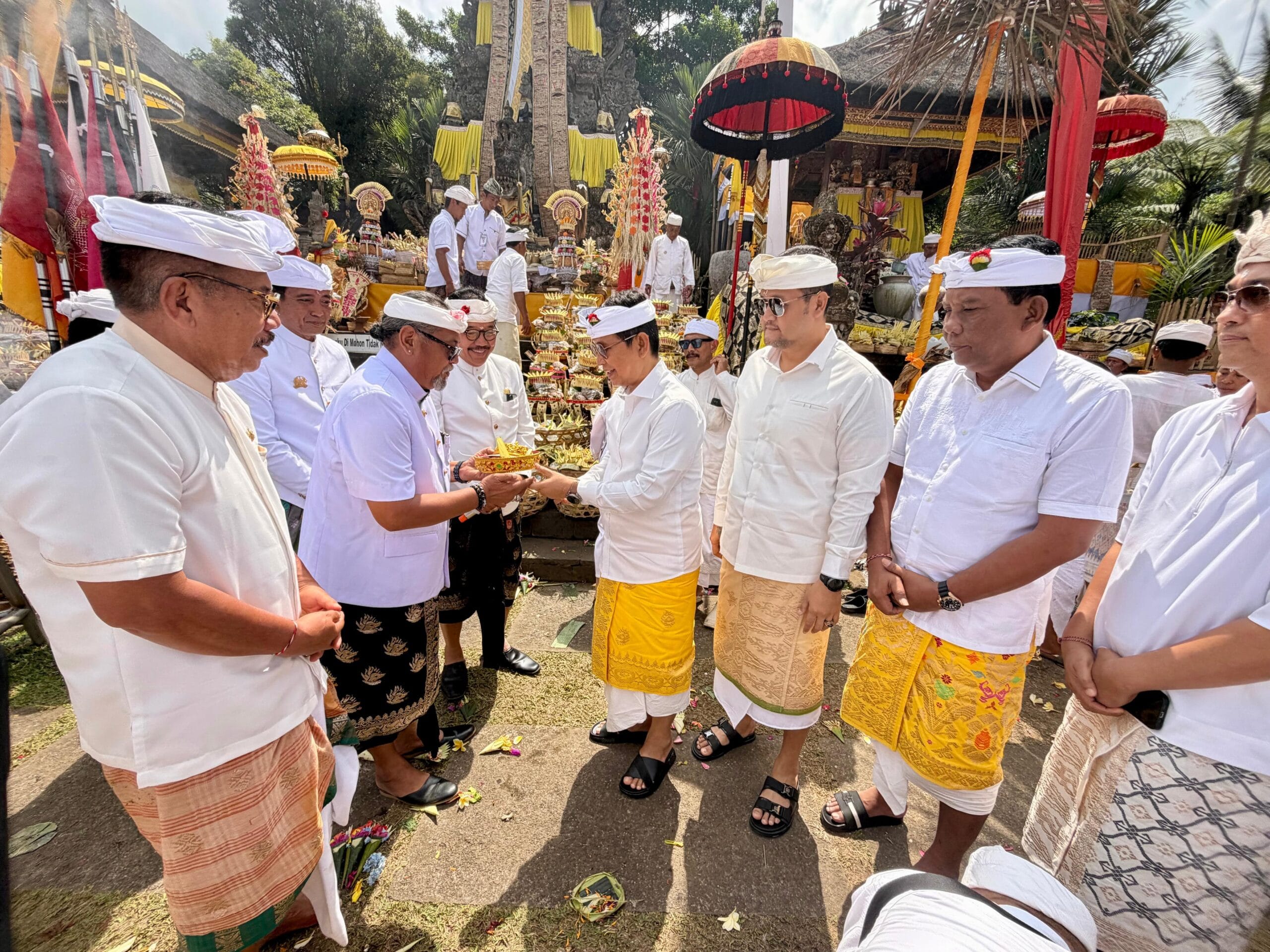 Bhakti Penganyar di Pura Semeru Agung Lumajang, Pemkab Badung Serahkan Dana Punia Rp150 Juta