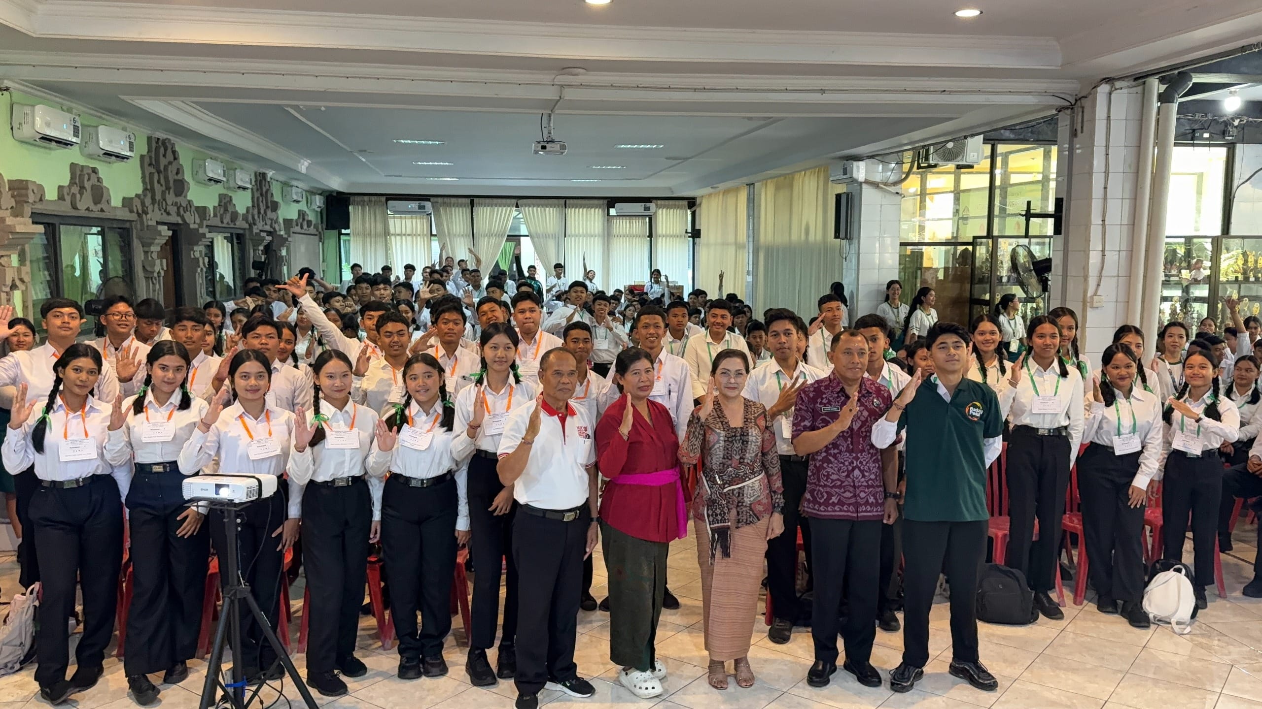 Sosialisasi Bahaya Narkoba di SMK TI dan SMK Pariwisata Mengwitani, Rasniathi Adi Arnawa: “Miliki Keberanian untuk Berkata ‘TIDAK’!”