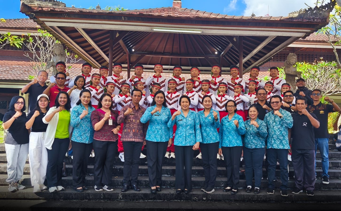 Peringati HKG PKK ke-54, Ny. Sariasih Sedana Arta Suntik Motivasi Kontingen TP PKK Bangli di Denpasar