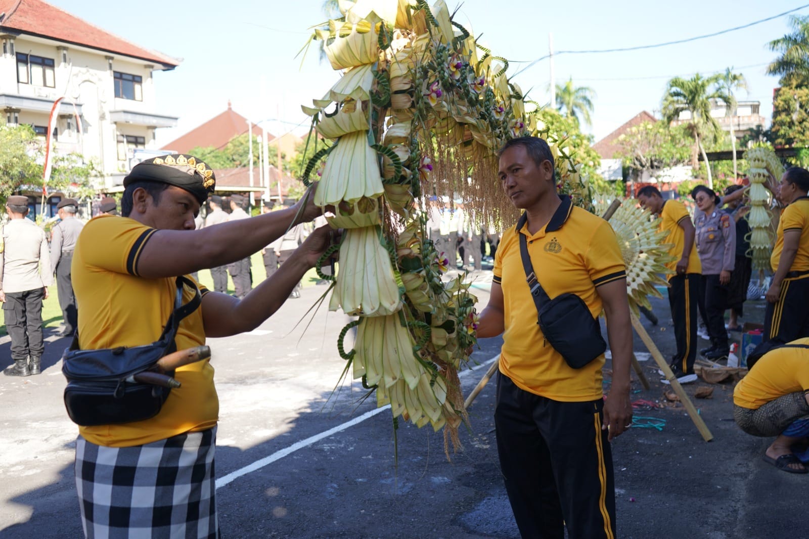 Ngajegang Budaya di Lingkungan Polri, Jajaran Polsek Bersaing dalam Lomba Penjor Polres Gianyar