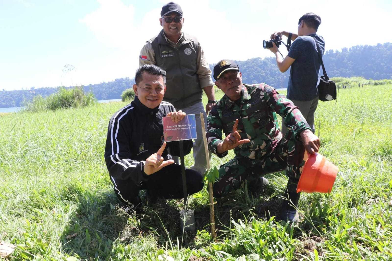 Gandeng Legislator se-Indonesia, Ketua DPRD Bali Pelopori Penanaman 500 Pohon di Danau Buyan