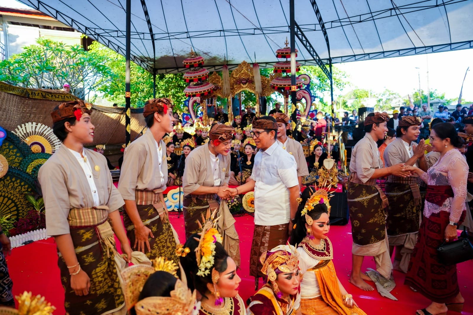 Bupati Adi Arnawa Janjikan Panggung Rutin dan Tempat Khusus Bagi Seniman Badung Guncang Sektor Wisata