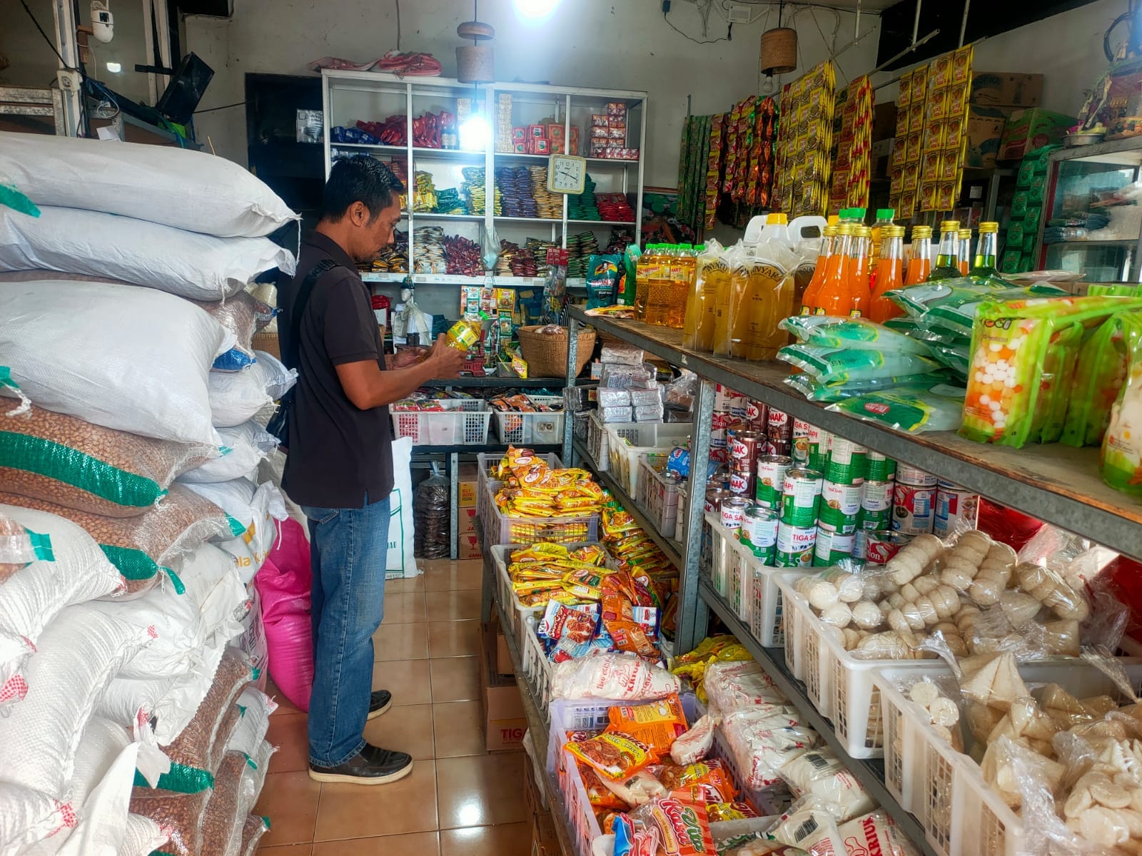 Jamin Pasokan Aman, Unit Intelkam Polsek Bangli Pantau Pergerakan Harga Sembako di Pasar Kidul