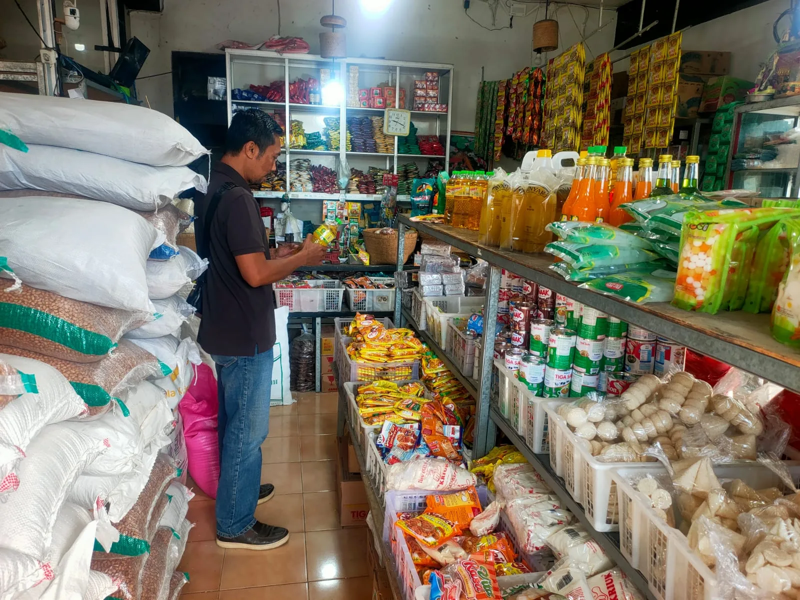 Jamin Pasokan Aman, Unit Intelkam Polsek Bangli Pantau Pergerakan Harga Sembako di Pasar Kidul