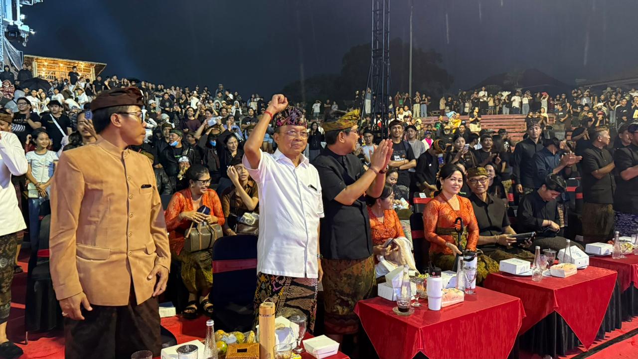 Bersama Ribuan Masyarakat, Gubernur Koster Saksikan Parade Gong Kebyar Dewasa Duta Kabupaten Gianyar dan Badung