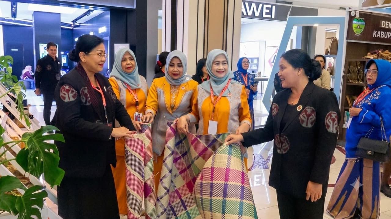 Tembus Pasar Global, Ny. Putri Koster Promosikan 8 Produk Kriya Unggulan Bali di Ajang HUT ke-45 Dekranas Makassar