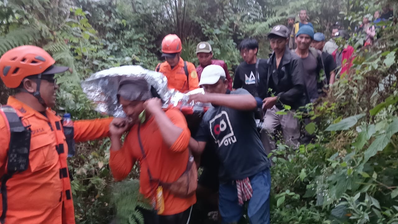 Kelelahan di Ketinggian 2.200 MDPL, Seorang Pendaki Pingsan di Gunung Agung Berhasil Dievakuasi Tim SAR