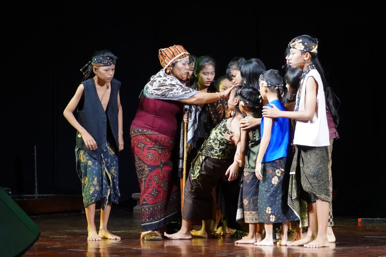 Lompat Waktu ke Zaman Sri Kesari Warmadewa, Teater Agustus Sentil Manusia Modern Lewat Pentas “Prasasti”