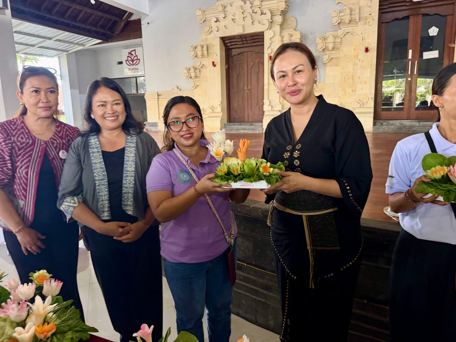 Dukung Wisata Kuliner, 50 Ibu Rumah Tangga di Kedonganan Dilatih Seni Garnish dan Fruit Carving