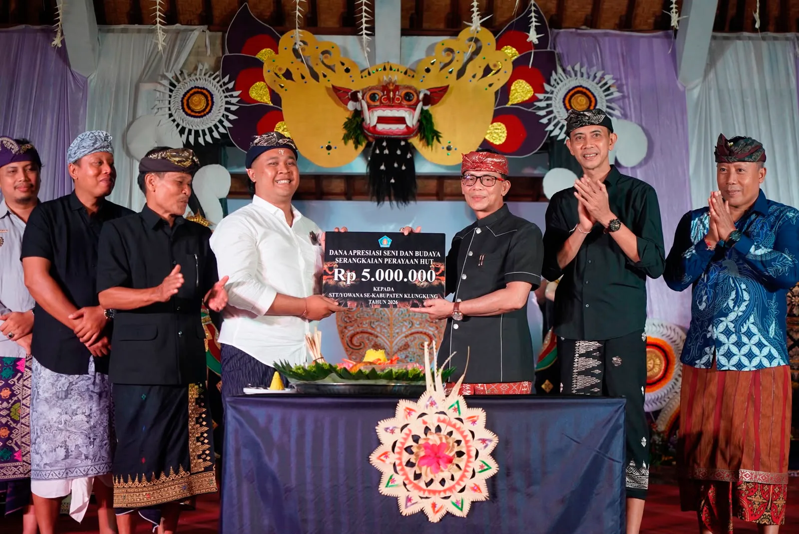 Hadiri HUT ST. Putra Agung ke-43, Bupati Satria Serahkan Stimulus Budaya dan Ajak Pemuda Pegang Teguh Menyama Braya