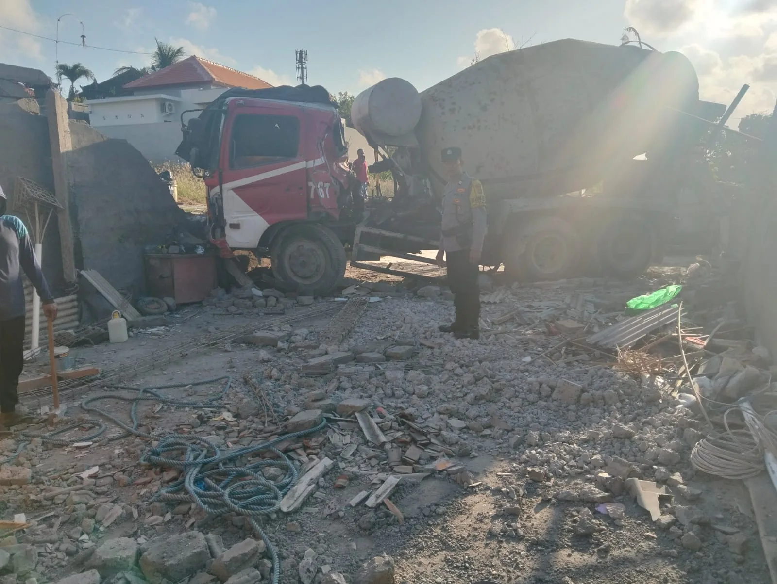 Truk Molen Mundur Seruduk Garasi di Pecatu, 9 Sepeda Motor Ringsek