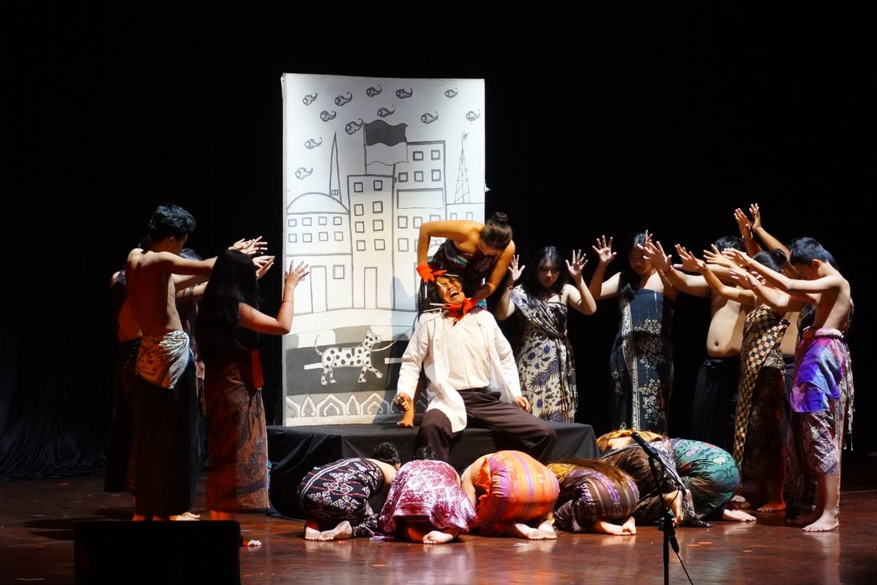 Saksikan Teater Sukarno di FSBJ VIII, Gubernur Koster Apresiasi Lakon “Di Bawah Pohon Sukun”