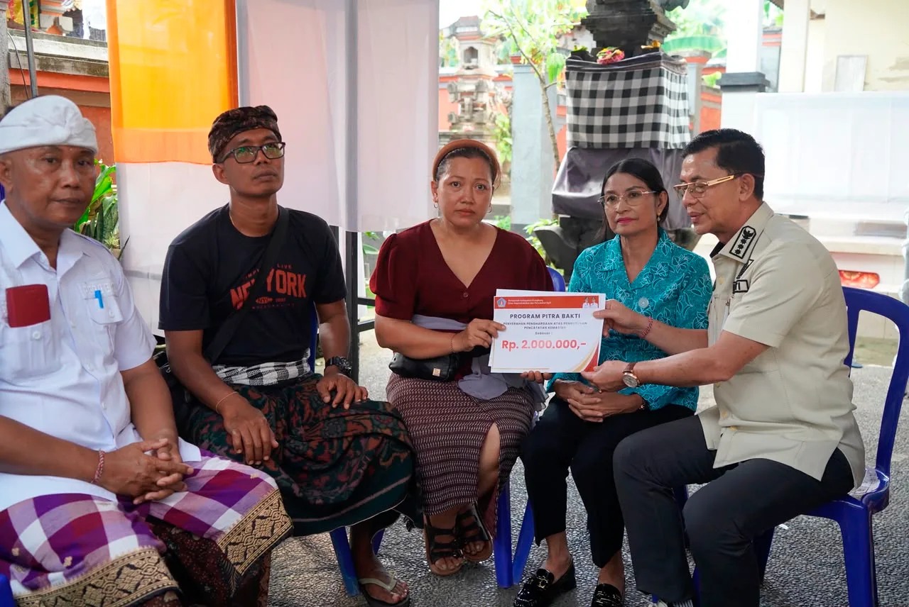 Melayat ke Rumah Duka Almarhum Man Colik, Bupati Satria Serahkan Akta Kematian Program Pitra Bakti