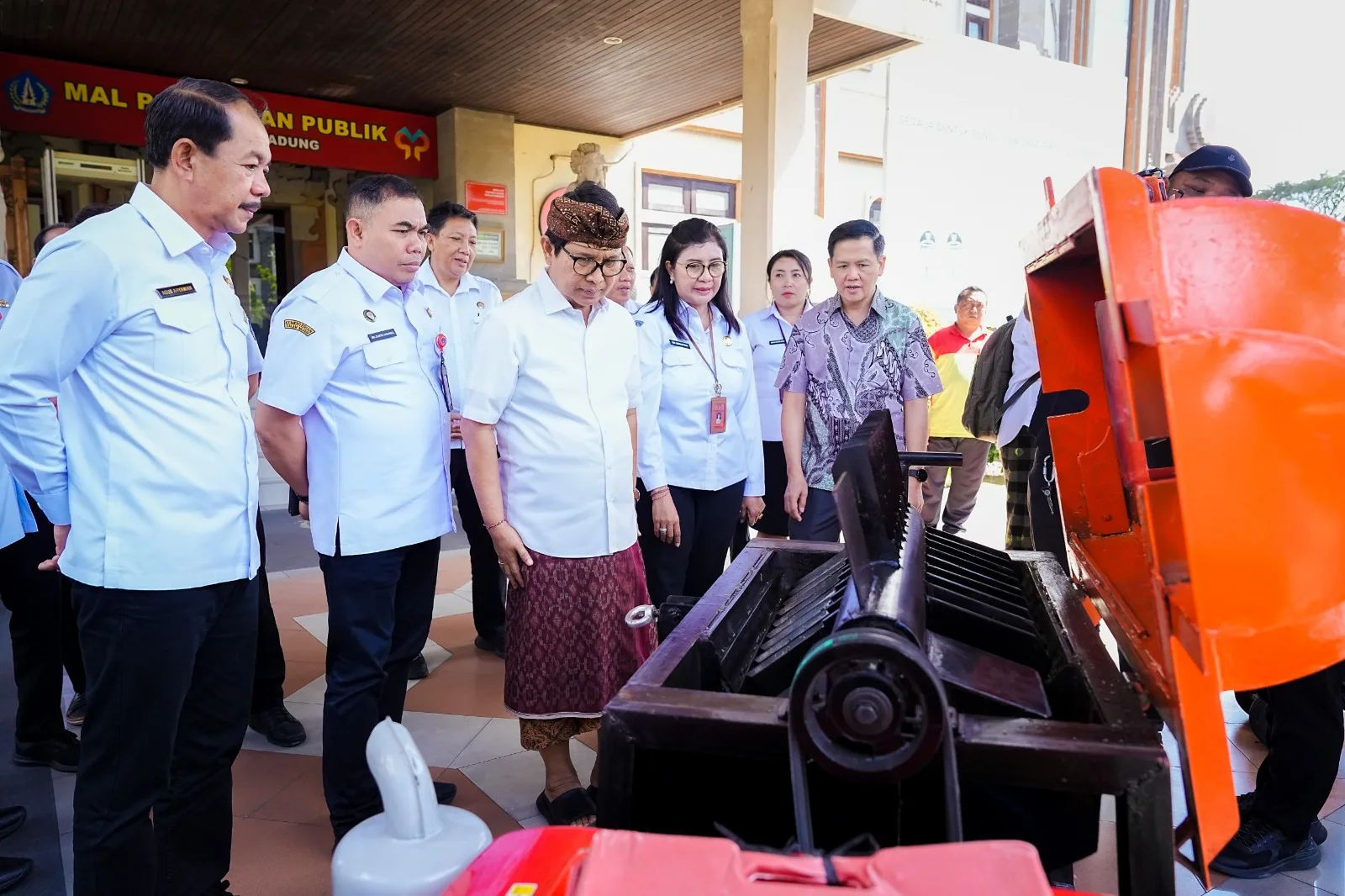 Dukung Badung Bebas Sampah, Bupati Adi Arnawa Apresiasi Bantuan Mesin Pencacah Organik dari The Apurva Kempinski