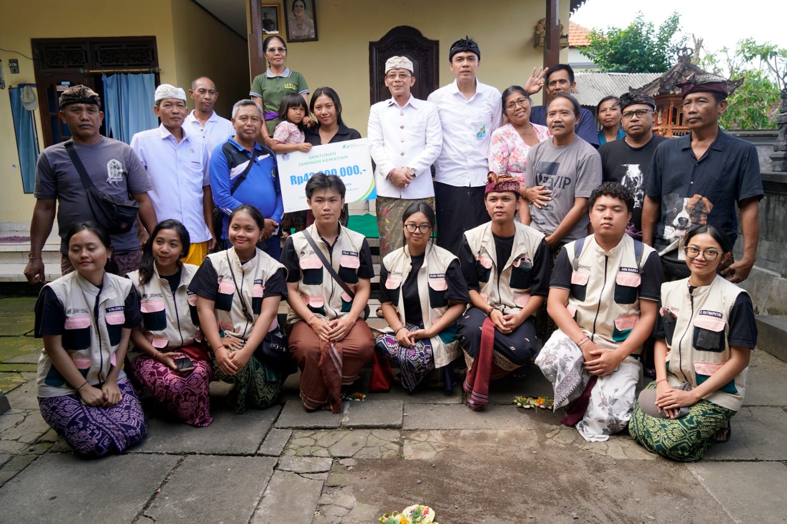 Cover 10 Ribu Pekerja Rentan lewat Program BAPAK KEREN, Bupati I Made Satria Antar Langsung Santunan JKM ke Rumah Ahli Waris
