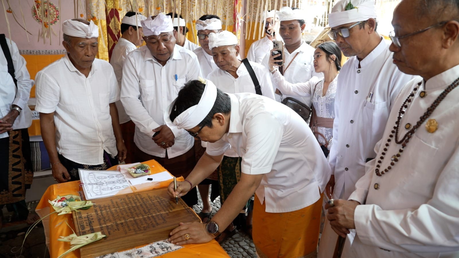 Hadir di Banjar Bindu, Bupati Adi Arnawa Tandatangani Prasasti Pura Taman Sari Penyarikan Dalem