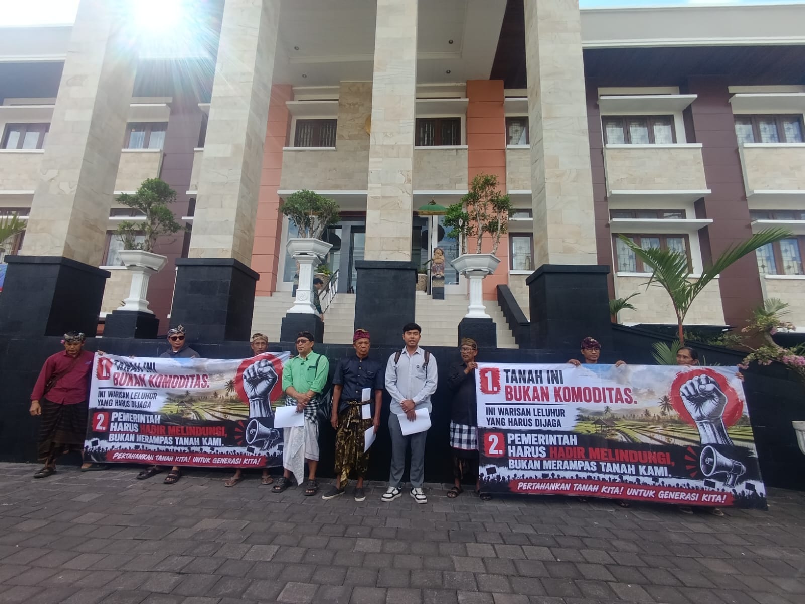 Tolak Konsinyasi Lahan GOR 19 Hektare, Petani Bakbakan dan LBH Bali Duduki PN Gianyar
