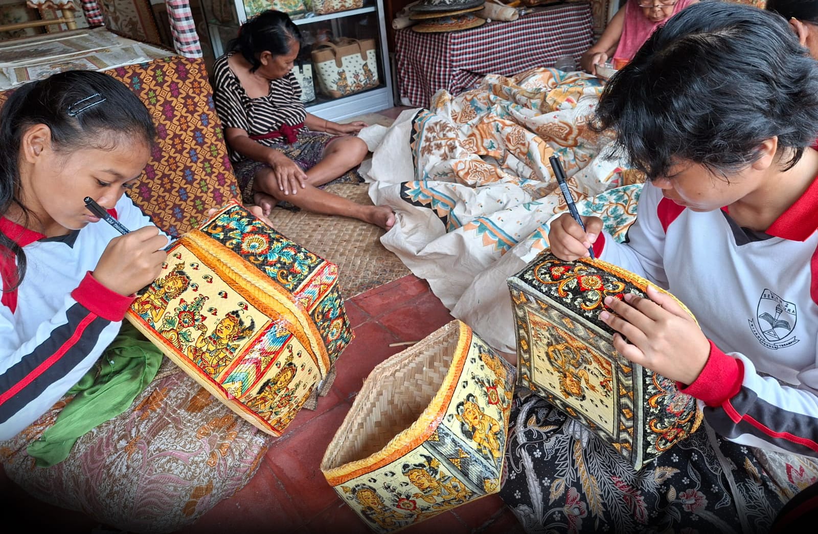 Cegah Kepunahan Seni Lukis Klasik: Inovasi Tumbler dan Kipas Wayang Kamasan SMADARA Raih Anugerah Bali Swacitta Nugraha