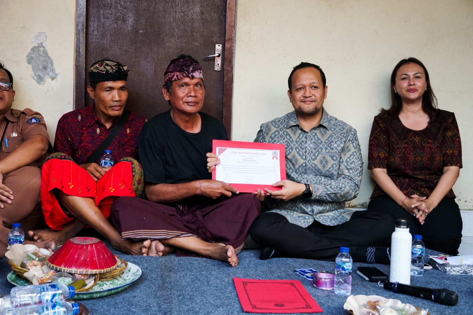 Wabup Bagus Alit Sucipta Serahkan Reward Tertib Administrasi Rp 10 Juta di Abiansemal