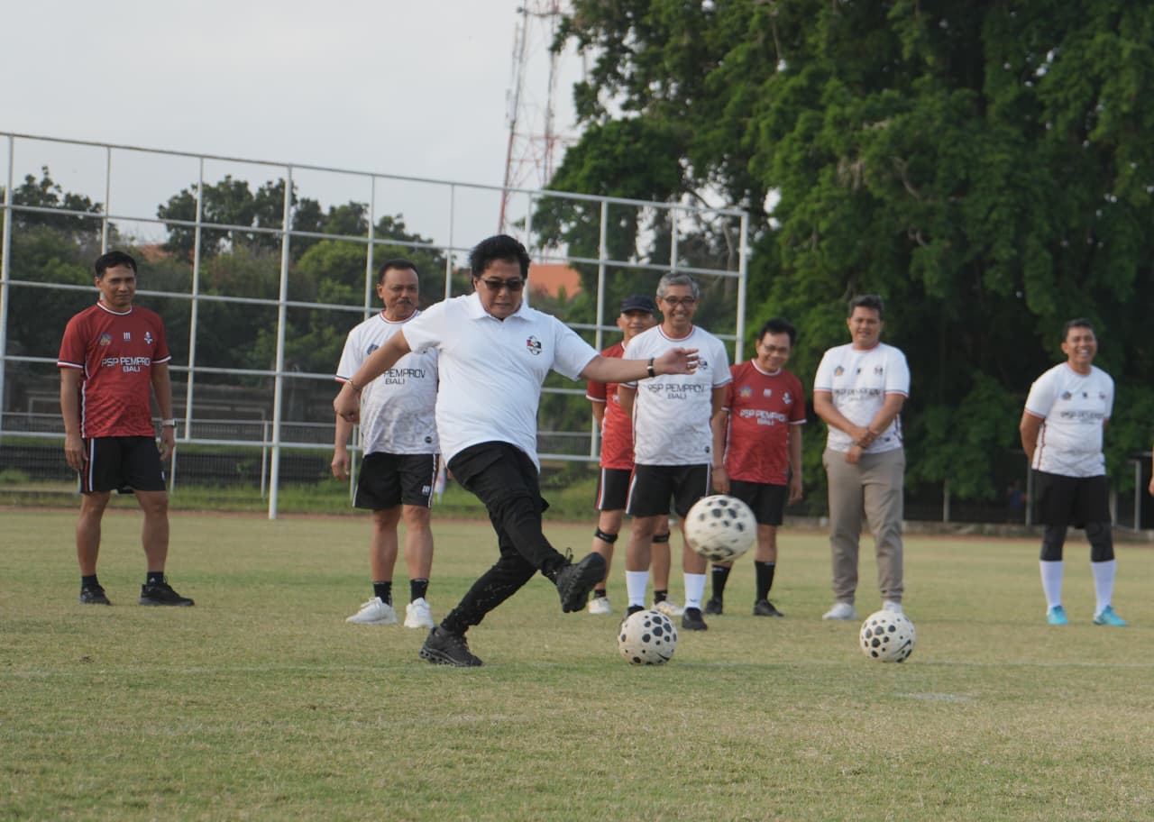 Lakukan Kick-Off di GOR Ngurah Rai: Wagub Giri Prasta dan Sekda Dewa Made Indra Buka Mini Soccer Kerthi Bali IV