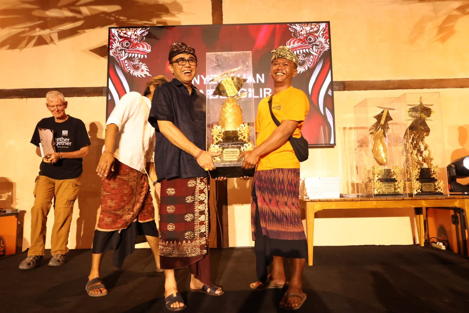 Serahkan Piala Rare Angon Festival, Wali Kota Jaya Negara Sebut Melayangan Sarana Diplomasi Budaya