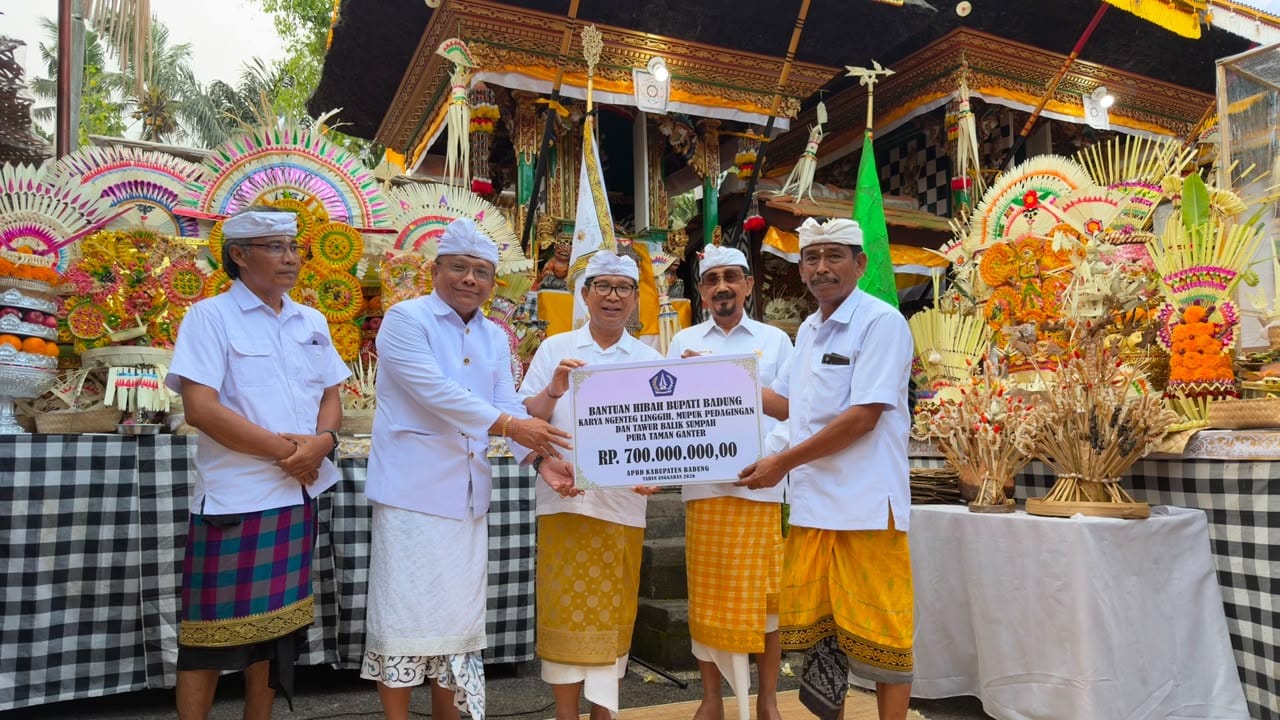 Bupati Adi Arnawa Upasaksi Puncak Karya Ngenteg Linggih di Pura Taman Ganter